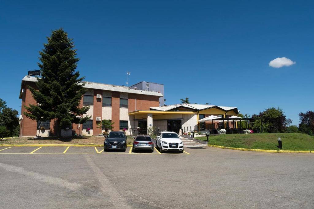 GD Hotels building and parking